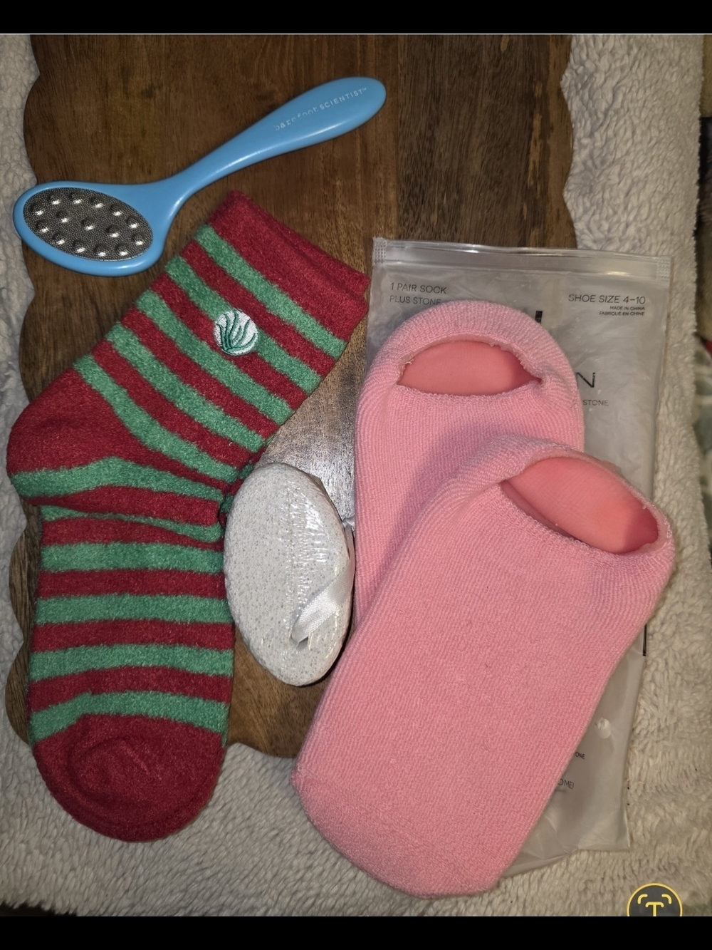 Halston Heritage Aloe Spa Socks Pumice Stone (BEA17) - Picture 2 of 6